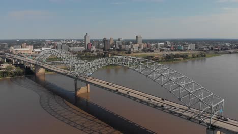 Panorámica-Aérea-Del-Puente-Hernando-De-Soto-Con-El-Centro-De-Memphis-Al-Fondo