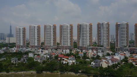 Toma-De-Grúa-Aérea-Del-Nuevo-Desarrollo-Inmobiliario-Y-El-área-Circundante-En-El-Distrito-2-De-Saigón-O-Ciudad-Ho-Chi-Minh,-Vietnam