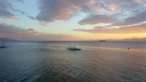 Vista-Aérea-De-Un-Barco-Araña-En-La-Playa-De-Moalboal-Al-Atardecer,-Cebu,-Filipinas