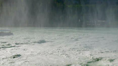 Cataratas-Del-Rin-En-Schaffhausen-Con-Ferry-Sobre-Olas-Gigantes,-Toma-Panorámica-Estática