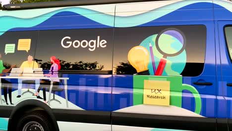 Una-Colorida-Furgoneta-De-Investigación-De-Google-Ux-Estacionada-Fuera-De-Las-Oficinas-Centrales-De-Google-En-Mountain-View,-California