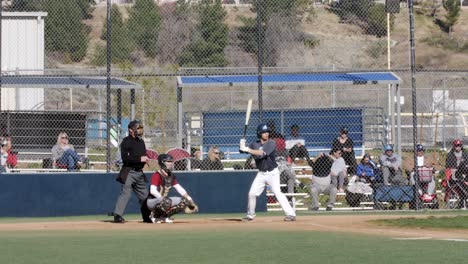 Saugus-High-School-Baseballspiel,-Spieler-Am-Schläger,-Bereit-Zum-Herunterzoomen