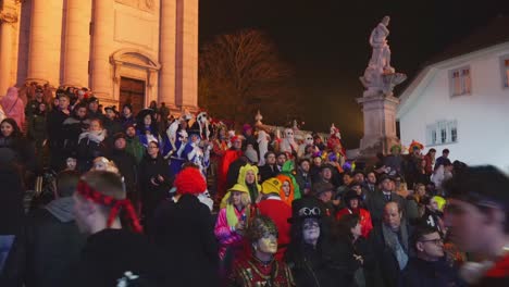 Schwenk-über-Viele-Verkleidete-Menschen-Feiern-Party-Event-Auf-Dem-Marktplatz