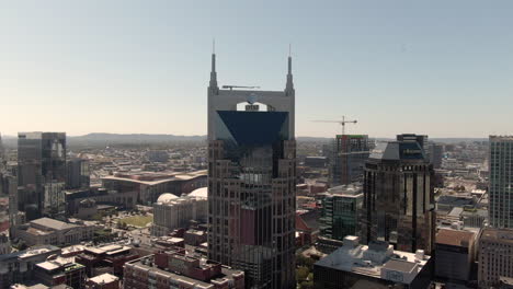 4k-Luftsockel-Abwärts-Vom-AT-Gebäude-In-Nashville,-Tennessee-An-Einem-Klaren-Herbsttag