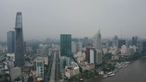 Alta-Vista-Aérea-De-Las-áreas-Costeras-Del-Río-Saigón-Y-El-Distrito-Financiero-De-La-Ciudad-De-Ho-Chi-Minh,-Vietnam