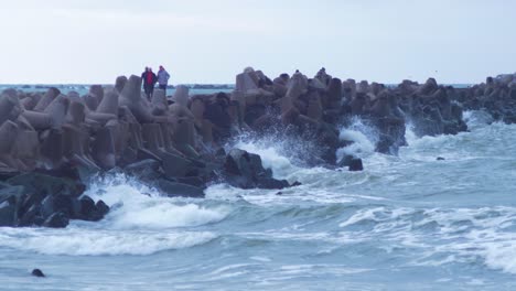 Gente-Caminando-En-El-Muelle-Norte-De-Karosta-En-Liepaja-En-Una-Tarde-Nublada,-Plano-Medio-Desde-La-Distancia