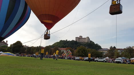 Despegando-Del-Globo-Aerostático-En-La-Feria-De-Italia