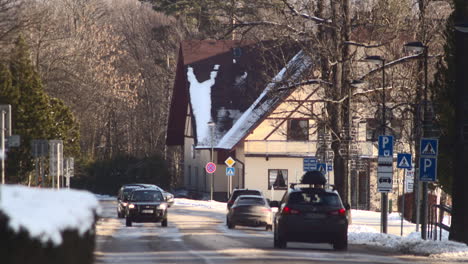 Los-Coches-Circulan-Por-Las-Calles-Nevadas-De-La-Ciudad-Turística-De-Tatranska-Lomnica