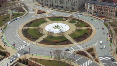 Fließender-Verkehr-In-Einem-Kreisverkehr,-Luftüberschreitung-Des-Logan-Square-In-Philadelphia,-Pa