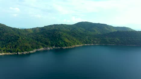 Panorama-Aéreo-Del-Territorio-Tropical-Y-La-Playa,-Hermoso-Mar-De-Andaman-En-La-Costa-Oeste-De-La-Isla-De-Phuket