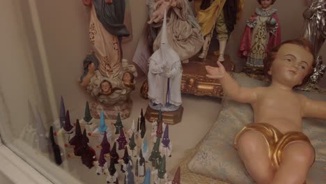 Figuras-Españolas-De-Penitentes-Y-Niño-Jesús-En-Escaparate,-Detalle-De-Cierre