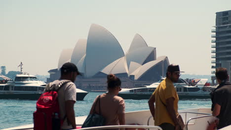 Tourists-boarding-a-boat-in-front-of-the-Sydney-Opera-House