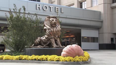 Golden-Lion-in-front-of-MGM-Grand-Hotel,-Detroit,-Michigan,-USA