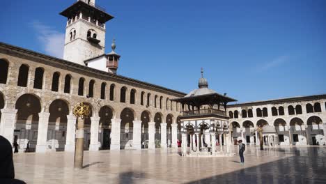 Tiro-Firme,-Hombre-Tomando-Una-Foto-De-La-Mezquita-En-Damaskus,-Siria