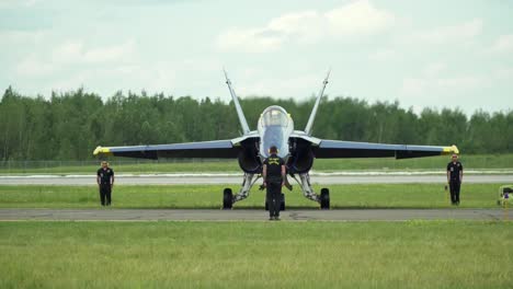 Vor-Dem-Flug-Führt-Die-Besatzung-Der-Blue-Angels-Strenge-Flugzeugkontrollen-Durch