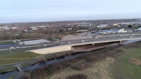 Vista-Aérea-De-Los-Vehículos-De-Tráfico-En-La-Salida-Del-Puente-De-Transporte-De-La-Autopista-Mersey-Gateway