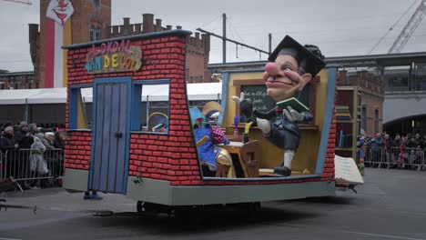 Vagón-Como-Escuela-Moviéndose-En-El-Desfile-De-Carnaval-De-Aalst