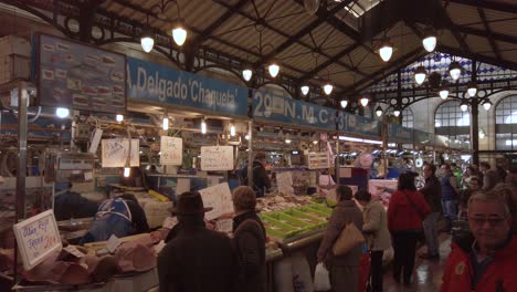 Puestos-De-Pescado-Fresco-En-El-Mercado-Marcado-De-Abastos-En-Jerez,-España,-Cámara-Lenta