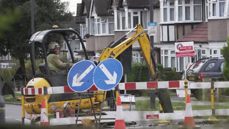 Miniexcavadora-Cavando-En-La-Carretera-Para-Reemplazar-Las-Tuberías-De-Gas-En-Londres