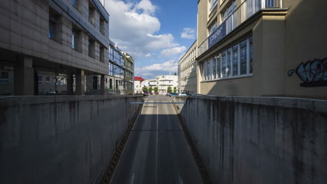 Zeitrafferaufnahmen-Der-Tagesverkehrsumgebung-Der-Stadt-Žilina-Mit-Vorbeifahrenden-Autos-Und-Menschen