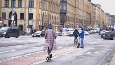 Frau-In-Winterkleidung-Benutzt-Elektroroller