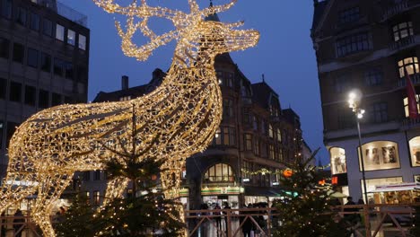 Beleuchtetes-Rentier-Auf-Dem-Platz-In-Der-Stadt-Kopenhagen-Zur-Weihnachtszeit,-Schwenk