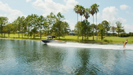 Barco-Tirando-De-Esquiador-Acuático-En-El-Lago