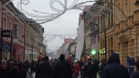 Paisaje-Urbano-En-Diciembre-En-Las-Calles-De-Brasov-Con-Luces-Navideñas-Y-Tiendas-En-Una-Zona-Turística-Y-Poblada