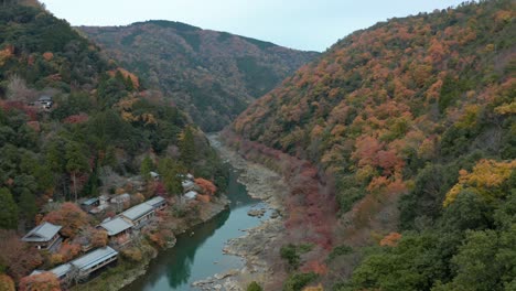 Atemberaubende-Japanische-Herbstszene-In-Arashiyama,-Kyoto
