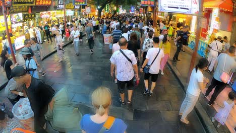 Crowds-visiting-the-popular-street-food-district-called-Muslim-Quarter-in-Xian,-Shaanxi-Province,-central-China