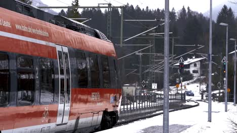 Zeitlupe-Des-Zuges,-Der-Den-Gefrorenen-Schneebahnhof-Verlässt