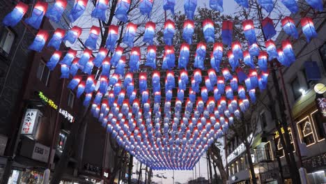 Koreanische-Traditionelle-Laterne,-Die-Während-Des-Koreanischen-Kulturfestivals-An-Der-Straße-Hängt