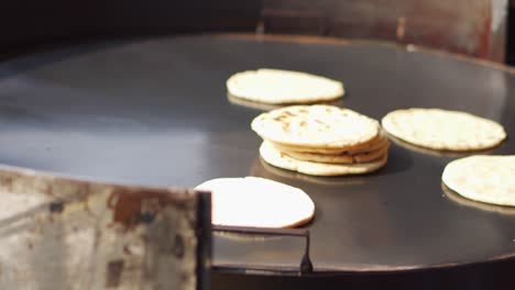 Tortillas-Cocinadas-En-Un-Plato-Caliente-Grande