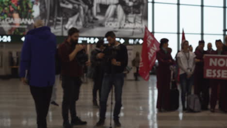 Air-Italy-Banner-Bei-Arbeiterkundgebung-Am-Flughafen-In-Mailand