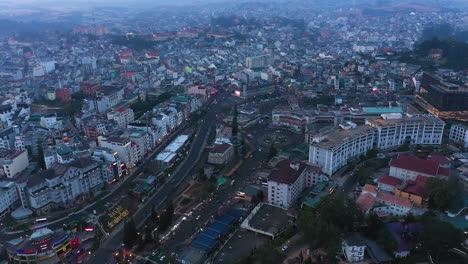 Toma-De-Drones-De-Da-Lat-O-Dalat-En-Las-Tierras-Altas-Centrales-De-Vietnam-Por-La-Noche