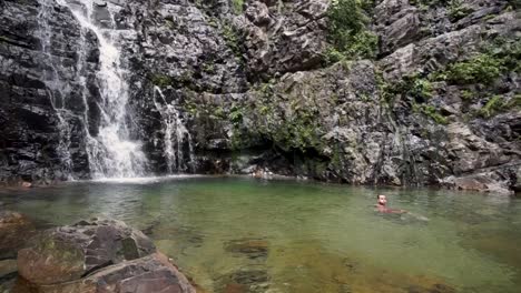 Mann-Schwimmt-Am-Temurun-Wasserfall-In-Langkawi