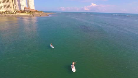 Der-Strand-Von-Boca-Del-Río-Hat-Ein-Ruhiges-Meer,-Das-Sich-Für-Sportarten-Auf-Surfbrettern-Mit-Paddeln-Und-Kajaks-Eignet