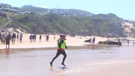 Carrera-Trans-Agulhas:-El-Equipo-Pyranha-Corre-De-Regreso-Al-Bote-Para-Continuar