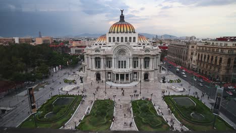 Rooftop-coffee-shop-overlooking-Palacio-de-Bellas-Artes,-Mexico-City