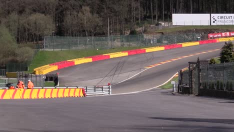 Superdeportivos-Durante-La-Práctica-Previa-A-La-Carrera-En-Spa-Francorchamps,-Bélgica-En-Un-Día-Soleado