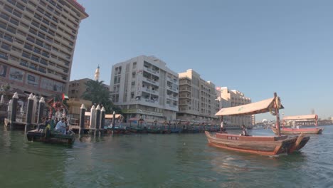 Barcos-Flotando-En-Dubai-Creek,-Distrito-De-Al-Fahidi-Abra-Harbour