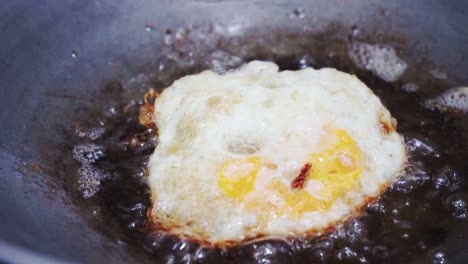 frying-organic-egg-with-edible-cookin-oil