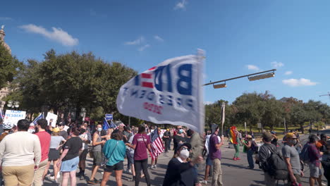 Biden-Anhänger-Winkt-Banner-Bei-Der-Feier-Nach-Der-Wahl-In-Austin,-TX-–-4k