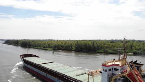 Frachtschiff,-Das-Auf-Einem-Fluss-In-Den-Niederlanden-Segelt