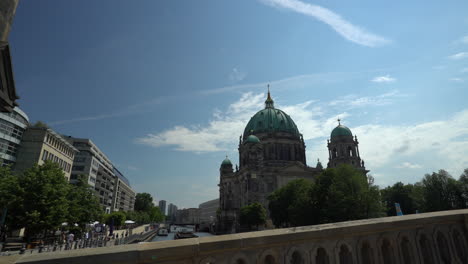 Catedral-De-Berlín-Desde-El-Puente-De-Friedrichs-En-Un-Día-De-Verano
