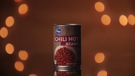 El-Modelo-De-Mano-Coloca-Una-Lata-De-Frijoles-Calientes-Con-Chile-Kroger-En-Una-Mesa-Con-Un-Hermoso-Telón-De-Fondo-Bokeh