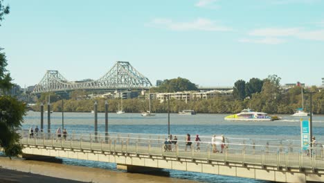 Leute,-Die-Radeln-Und-Radfahren-Auf-Dem-Flussweg-Und-Dem-Fluss-Der-Botanischen-Gärten-Der-Stadt-In-Brisbane-Cbd,-Botanischer-Garten-Von-Brisbane-Neuer-Fahrradweg