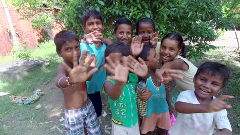 Pequeños-Niños-Huérfanos-Pobres-Que-Se-Despiden-De-La-Cámara,-La-Pobreza-Y-La-Inocencia,-La-Toma-En-Movimiento-Hacia-Adelante-En-Cámara-Lenta