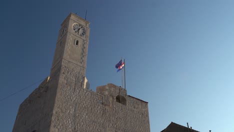 Schloss-Komiza-In-Der-Dämmerung-Mit-Der-Kroatischen-Und-Europäischen-Unionsflagge-Weht