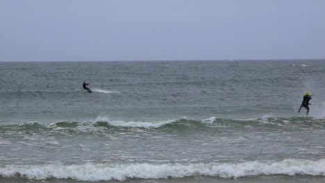 Dos-Hombres-Practicando-Kitesurf-Durante-El-Invierno-En-El-Mar-Báltico